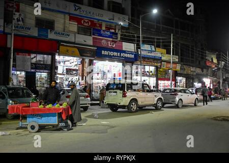 Eine Frucht Anbieter gesehen auf Kundschaft warten am Abend Zeit in Srinagar, Kashmir. Kaschmir ist die nördlichste Region des Indischen Subkontinents. Es ist derzeit ein umstrittenes Territorium, von drei Ländern: Indien, Pakistan und China. Stockfoto