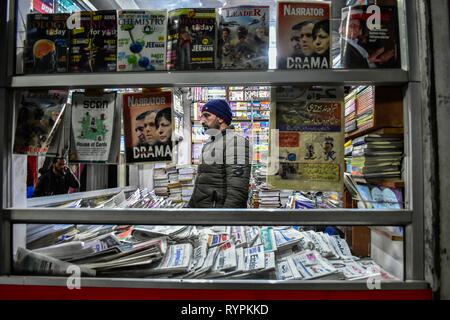 Eine Zeitung Anbieter gesehen auf Kundschaft warten am Abend Zeit in Srinagar, Kashmir. Kaschmir ist die nördlichste Region des Indischen Subkontinents. Es ist derzeit ein umstrittenes Territorium, von drei Ländern: Indien, Pakistan und China. Stockfoto