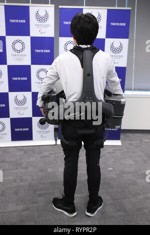 Ein Power Assist entwickelt von Panasonic ist als Teil des Tokyo 2020 Roboter Projekt am 15. März 2019 in Tokio, Japan, gezeigt. Die Tokyo 2020 Roboter Projekt zielt darauf ab, die Spiele überhaupt innovativer zu machen. Credit: Yutaka/LBA SPORT/Alamy leben Nachrichten Stockfoto