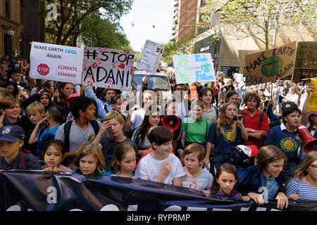 Melbourne, Australien. 15. März, 2019. Tausende von Schülerinnen und Schülern in Melbourne nehmen Sie Teil in der Schule, Streik für Klima protestieren heute als Teil einer nationalen und globalen Bewegung von Studenten für grössere Dringlichkeit der Politiker zur Bekämpfung des Klimawandels, die sie als die größte Bedrohung für ihre Zukunft sehen. Credit: Steven Sklifas/Alamy leben Nachrichten Stockfoto