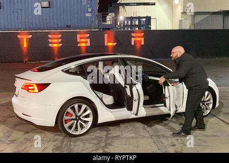 Los Angeles, USA. 14 Mär, 2019. Der neue Tesla Modell Y wird eingeführt. Tesla hat seine Modellpalette erweitert ein SUV auf das aktuelle Modell 3 basiert. Tesla boss Elon Musk kündigte am Donnerstag Abend (Ortszeit) in Los Angeles, dass das neue Auto mit dem Namen Modell Y erwartet wird die Straße im Herbst 2020 zu schlagen. Credit: Hannes Breustedt/dpa/Alamy leben Nachrichten Stockfoto