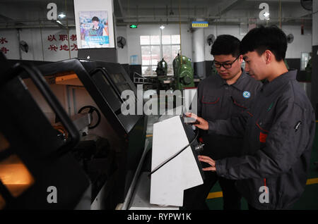 Chongqing, China. 14 Mär, 2019. Studenten aus einer beruflichen Bildung Schule lernen eine Drehmaschine im yongchuan Bezirk Chongqing zu betreiben, im Südwesten von China, 14. März 2019. Die lokalen Behörden bei der Verbesserung der beruflichen Bildung auf die Bedürfnisse des Arbeitsmarktes in den letzten Jahren gerecht zu werden. Credit: Wang Quanchao/Xinhua/Alamy leben Nachrichten Stockfoto