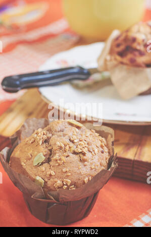 Whole-grain Zimt und Apfel Muffins mit Samen Stockfoto