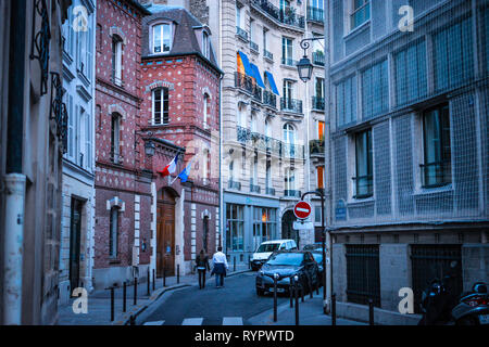 Ein paar Spaziergänge entlang einer eleganten Straße im 4. arrondissement auf der Ile de la Cite in Paris, Frankreich. Stockfoto