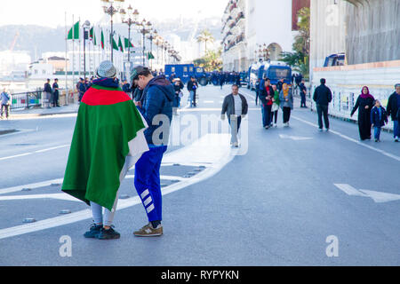 Algier, Algerien - 01. März 2019: 1 nd Freitag von Protest in Algerien, fordern die Rücknahme der curren Präsident. Stockfoto