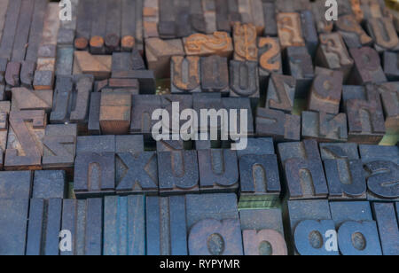 Alte buchdruck Hintergrund, in der Nähe von vielen Retro, random metal Buchstaben Stockfoto