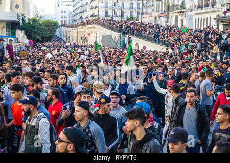 Algier, Algerien - 01. März 2019: 1 nd Freitag von Protest in Algerien, fordern die Rücknahme der curren Präsident. Stockfoto