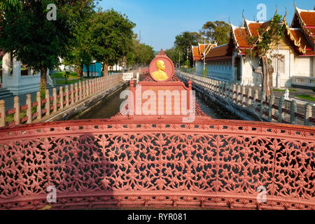 Eine Brücke über einen Klong (Kanal) auf dem Gelände des Wat Benchamabophit, Bangkok, Thailand, mit einer Gedenktafel von König Chulalongkorn, Rama V. Stockfoto