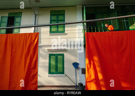 Roben der Mönche hingen an Mönche Wohnungen auf dem Gelände des Wat Benchamabophit (oft als Marmor-tempel), Bangkok, Thailand zu trocknen Stockfoto