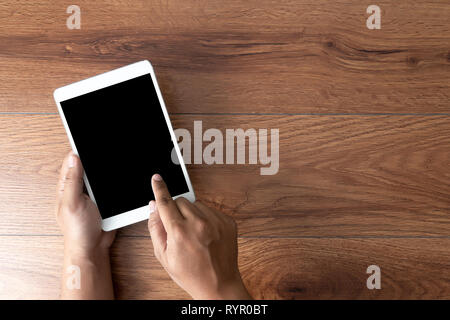 Man Hand an den schwarzen Bildschirm des Smartphones mockup Stockfoto