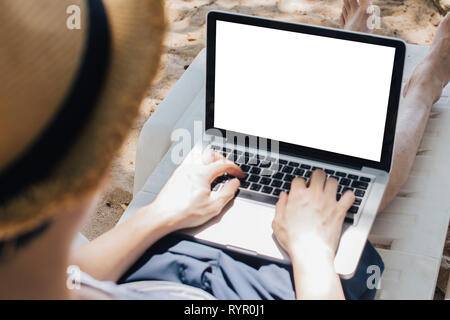 In der Nähe von jungen männlichen business Freiberufler / Digital nomad Arbeiten am Laptop mit weißer Bildschirm bereit, beliebige Grafiken einfügen. Stockfoto