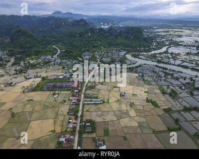 Ackerland überflutet braunes Wasser und Schlamm in der Regenzeit in Rammang Rammang auf der Insel Sulawesi. Die Wasser und Schlamm sind von Nährstoff reichen Stockfoto