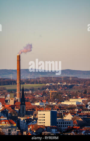 Panorama von Bielefeld, Deutschland mit einem rauchenden Schornstein Stockfoto