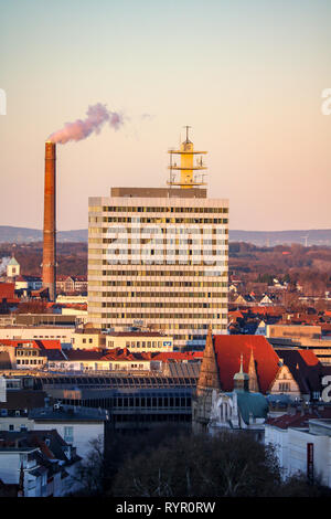 Panorama von Bielefeld, Deutschland mit einem rauchenden Schornstein Stockfoto