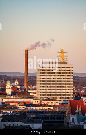 Panorama von Bielefeld, Deutschland mit einem rauchenden Schornstein Stockfoto