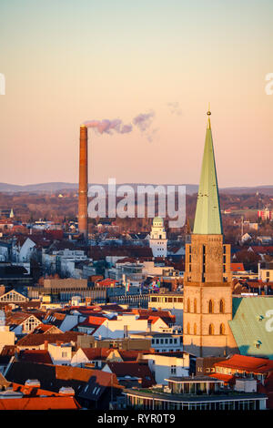 Panorama von Bielefeld, Deutschland mit der Nikolaikirche und einem rauchenden Schornstein Stockfoto