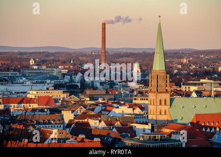 Panorama von Bielefeld, Deutschland mit der Nikolaikirche und einem rauchenden Schornstein Stockfoto