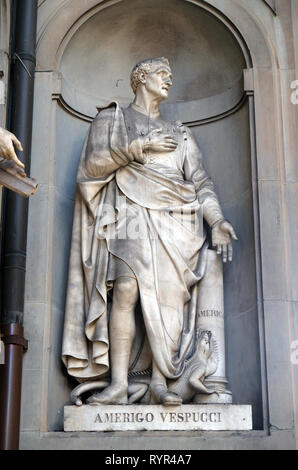 Amerigo Vespucci in den Nischen der Säulenhalle, die Uffizien in Florenz Stockfoto