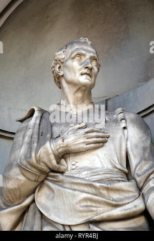 Amerigo Vespucci in den Nischen der Säulenhalle, die Uffizien in Florenz Stockfoto