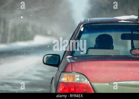 Das Auto geht auf einen Winter Straße. Fahrt auf der Straße. Winterdienst Stockfoto