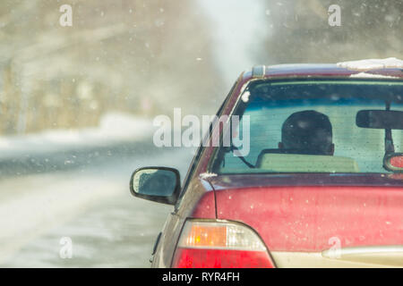 Das Auto geht auf einen Winter Straße. Fahrt auf der Straße. Winterdienst Stockfoto