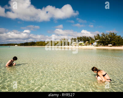 Jugendliche auf der Suche nach Meerestieren, Cocodimama Charming Resort, Karibik, Governors Harbour, Eleutheria, auf den Bahamas, in der Karibik. Stockfoto