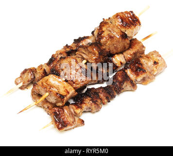 Schweinefleisch Kebabs auf weißem Hintergrund Stockfoto