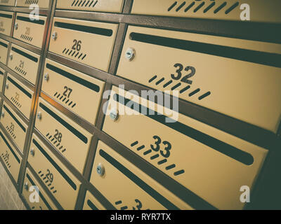 Farbe Bild von einigen Post Kästen an der Wand. Stockfoto