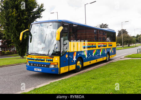 Beatles Magical Mystery Tour Trainer (nicht das Original) außerhalb der Kindheit von John Lennon Menlove Avenue, Woolton, Liverpool geparkt. Stockfoto