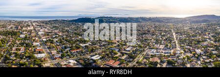 Luftaufnahme von Santa Barbara, Kalifornien, USA, Stadt, Straßen, Häuser im Pazifischen Ozean, Motels