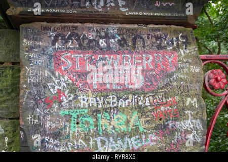 Erdbeerfeld Stein gatepost auf Beaconsfield Straße, Woolton, Liverpool, die Inspiration für Beatles/John Lennon's Song 'Strawberry Fields Forever'. Stockfoto