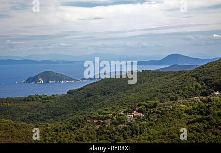Der Küste gesehen aus dem Dorf De Poggio, Insel Elba, Italien. Stockfoto