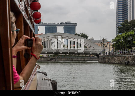 Tourist, der Bilder auf einem Boot in Singapur Stockfoto