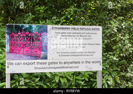 Strawberry Field Replica Tore anmelden Beaconsfield Straße, Woolton, Liverpool, Inspiration für Beatles/John Lennon's Song 'Strawberry Fields Forever'. Stockfoto