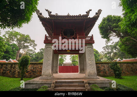 Khue Van eine der Tor am Tempel der Literatur, das ist die erste Universität von Vietnam. Van Mieu ist Symbol der Hauptstadt Hanoi - Vietnam Stockfoto