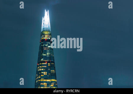 Der Shard, London, England, 14. März 2019. Eine isolierte Aufnahme des berühmten Wolkenkratzer gegen den Nachthimmel beleuchtet. Stockfoto