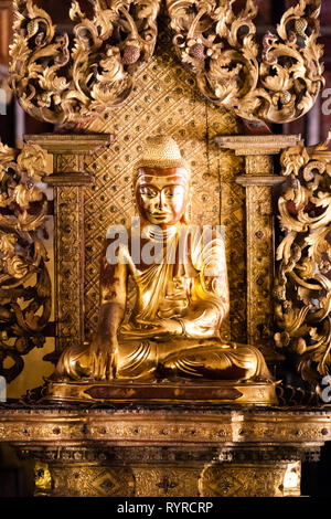 Eine goldene Buddha Statue in Shwe Inn Bin Teakholz Kloster in der Nähe von Mandalay in Myanmar Stockfoto