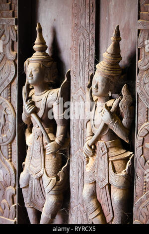 Schnitzereien von Spirituosen auf der Vorderseite der Shwe Inn Bin Teakholz Kloster in der Nähe von Mandalay in Myanmar Stockfoto