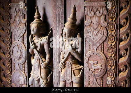 Schnitzereien von Spirituosen auf der Vorderseite der Shwe Inn Bin Teakholz Kloster in der Nähe von Mandalay in Myanmar Stockfoto