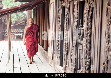 Ein buddhistischer Mönch in Shwe Inn Bin Teakholz Kloster in der Nähe von Mandalay in Myanmar Stockfoto