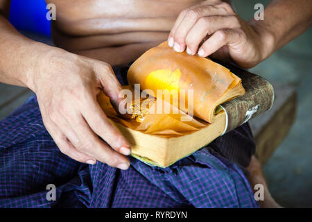 Arbeiter schaffen Blattgold im King Galon Blattgold Workshop in Mandalay, Myanmar Stockfoto