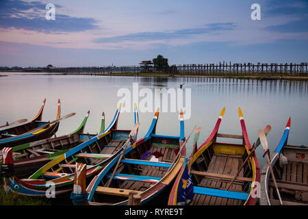 Boote vor U-Bein Brücke, Mandalay, Myanmar bei Sonnenaufgang Stockfoto