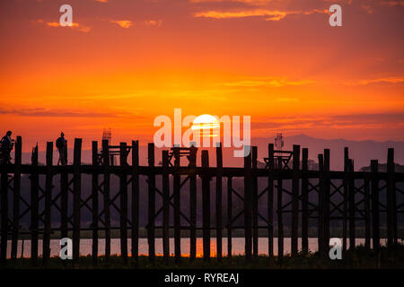 U-Bein Brücke, Mandalay, Myanmar bei Sonnenaufgang Stockfoto