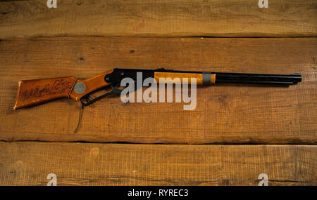 Red Ryder BB Gewehr auf Holz- Hintergrund. Overhead shot. Stockfoto