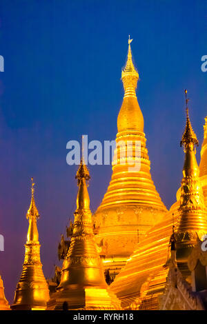 Die goldenen Minarette von Schwedagon Pagode in der Nacht, Myanmar Stockfoto
