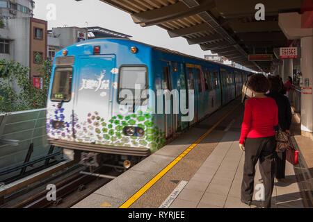Overground Chih-shan-Station, mit Passagieren als Beschleunigung bunte u-bahn Ansätze, Shilin District, Taipei City, Taiwan warten Stockfoto