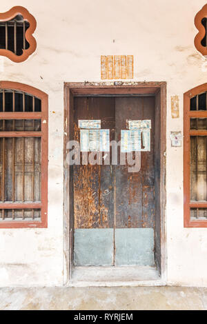 Phuket, Thailand - 11 April 2017: unrestauriert Sino portugiesische Architektur. Viele Gebäude der Stadt wurden wiederhergestellt. Stockfoto