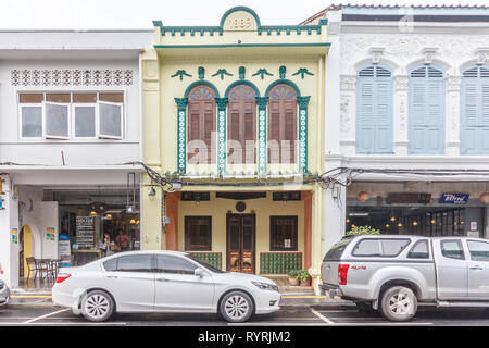 Phuket, Thailand - 11 April 2017: Sino portugiesische Architektur auf Thalang Road. Viele Gebäude wurden restauriert Stockfoto