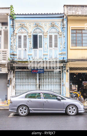 Phuket, Thailand - 11 April 2017: unrestauriert Sino portugiesische Architektur. Viele Gebäude der Stadt wurden wiederhergestellt. Stockfoto