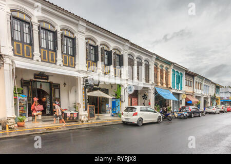 Phuket, Thailand - 11 April 2017: Sino portugiesische Architektur auf Thalang Road an einem stürmischen Tag. Viele Gebäude wurden restauriert. Stockfoto